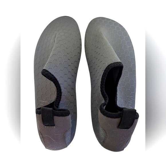 3/$20...Size 8 Wet shoes NEW - Picture 1 of 5